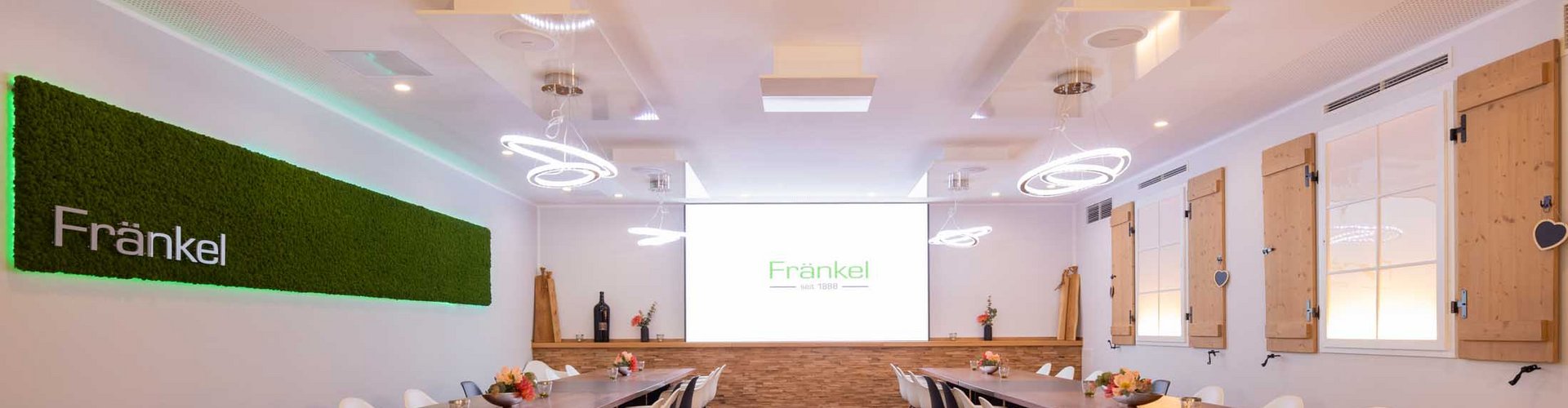 Großzügiges Esszimmer mit eleganter Einrichtung und warmem Lichtkonzept.