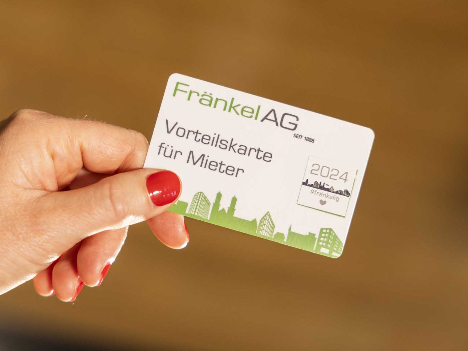 Hand hält eine Vorteilskarte mit Fränkel-Logo
